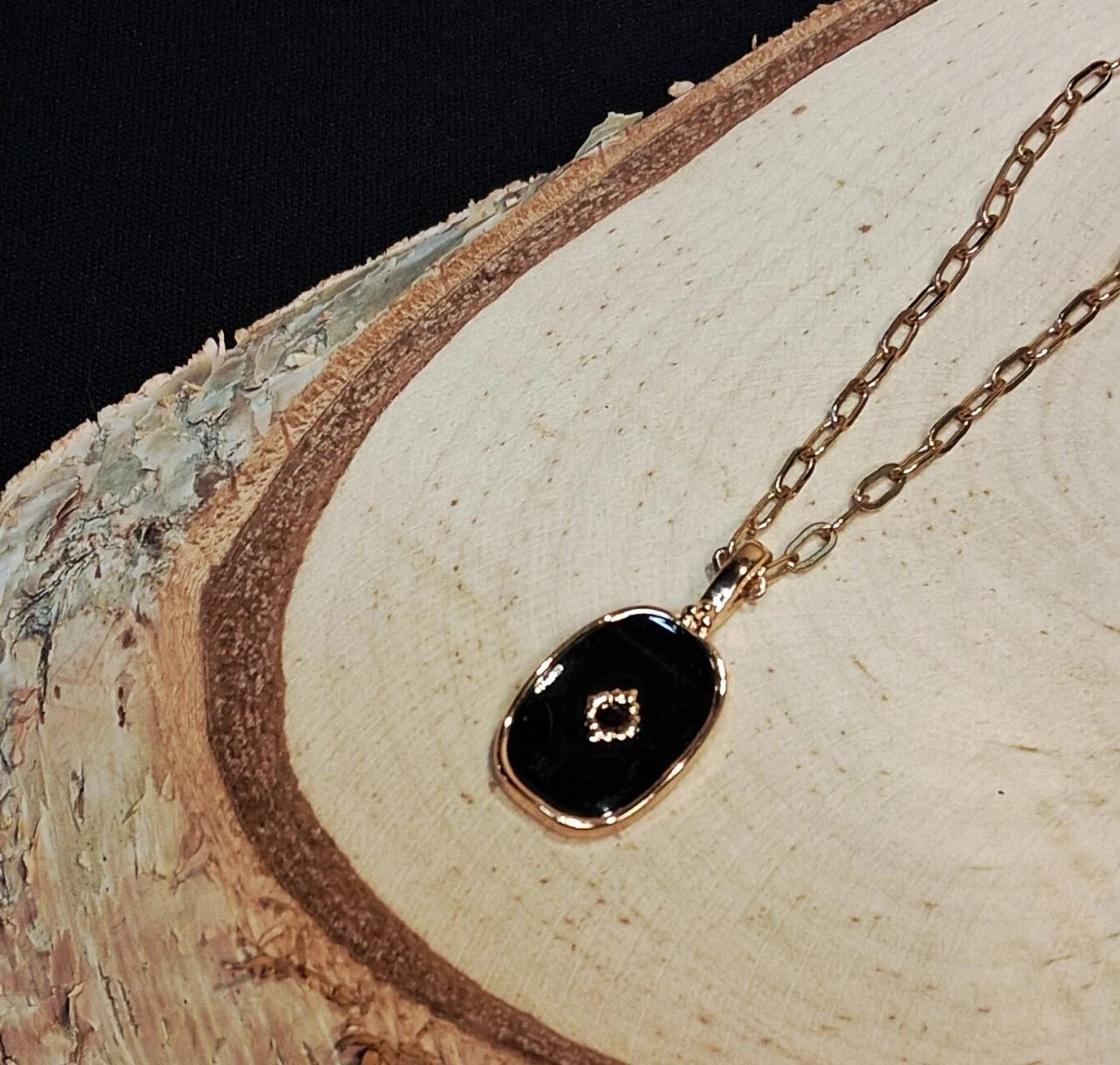 goud- met zwartkleurig hangertje met ketting